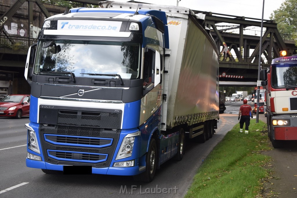 LKW blieb unter Bruecke haengen Koeln Ehrenfeld Innere Kanalstr Hornstr P456.JPG - Miklos Laubert